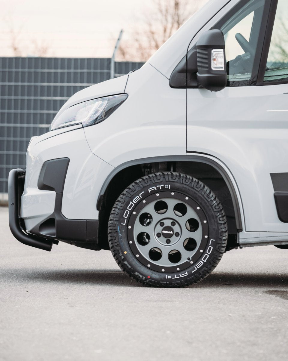 Komplettradsatz Klassik_B Gunmetal 18x8,5 | Loder AT1 255/55R18
