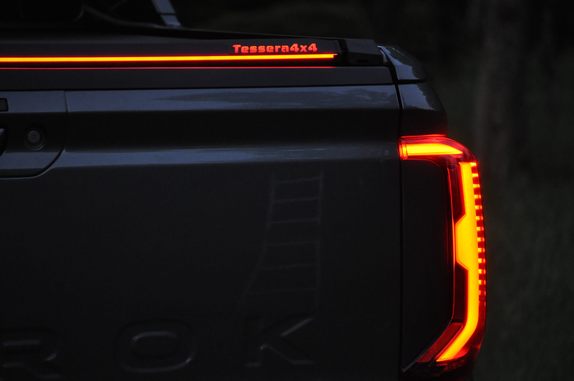 Tessera Roll+ Laderaumabdeckung "Basic" für Volkswagen Amarok Aventura 2023+ D/C Double Cab TESS 14180 ROLL black matt