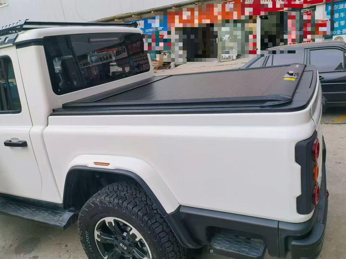Laderaumrollo in Schwarz am BAW 212 Pickup, montierte Heckseitenansicht