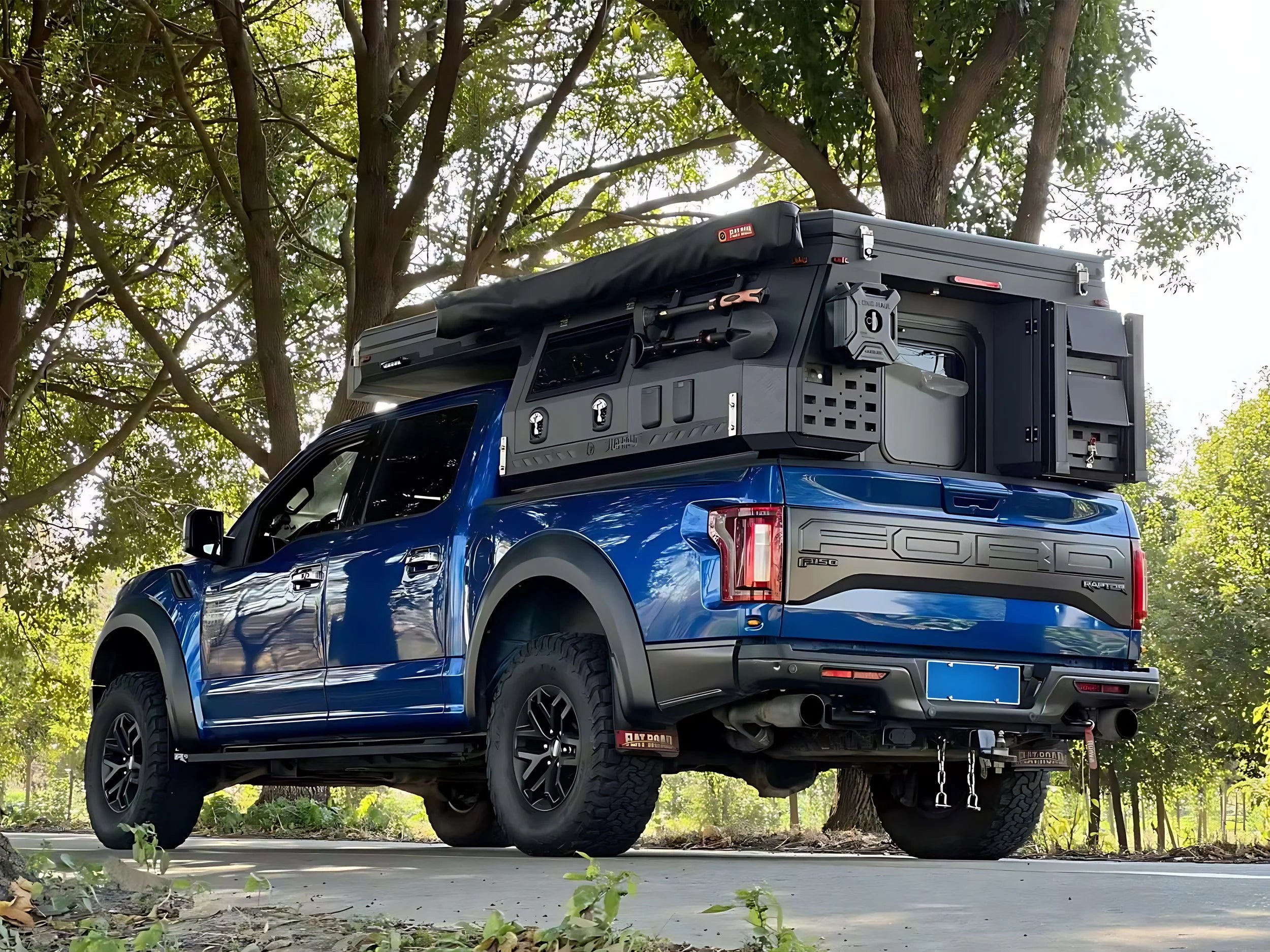 WildPORT FLAT ROAD Pickup Camper auf Ford F-150 im Gelände